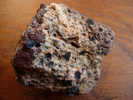 CRISTAUX D'AUGITE DANS CENDRE VOLCANIQUE (2 à 3 Mm) 4,5 X4 Cm LE MEYGAL 43 - Mineralien