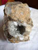 PROFONDE GEODE DE CALCITE DANS POUDINGUE 8 X 6 X 5 CM  PAU - Mineralen