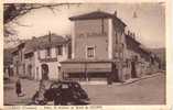 CPA. ANIMEE.  VALREAS . PLACE ST ANTOINE ET ROUTE DE NYONS. PUB CAFE VALREASSIEN ET LITERIE GENERALE..DATEE 1944. - Valreas