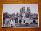 Voitures à Identifier Devant : Bootham Bar And Minster à York En Angleterre . 1956 . Reine Elisabeth 2 1/2 D - York