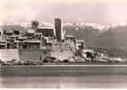 CPSM. ANTIBES. LA VIEILLE VILLE. AU FOND: LES CIMES NEIGEUSES DES ALPES. DENTELLEE. - Antibes - Vieille Ville