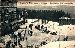 36370) Cartolina Illustratoria Oberhof - Sportleben Auf Dem Denkmalsplatz - Oberhof