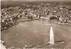 CPSM 10X15 . GENEVE . VUE AERIENNE . LE JET D´ EAU . LA RADE ET LA VILLE - Genève