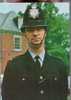 Jolie CP Angleterre Un Policeman Londonien - Londres Gros Plan Tenue Uniforme Policier Anglais Casque - Polizei - Gendarmerie