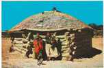 Navajo Indians And Their Hogan - Indios De América Del Norte