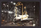 ESPACE KENNEDY SPACE CENTER - NASA - FLORIDA  THE SPACE SHUTTLE DISCOVERY ATTACHED TO ITS HANDLING SLING TO THE VEHICLE - Espace