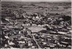 CPSM NEUVILLE DU POITOU VUE AERIENNE PLACE MARECHAL JOFFRE AU CENTRE ETABLES A L HORIZON  VIENNE - Neuville En Poitou