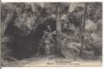 51..VERTUS..LES FALLOISES..CAVE SOUS BOIS..UN HOMME ASSIS SUR UNE BUTTE..2 SCANS..1917 - Vertus