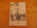 Carte Photo  Groupe De Personnes Devant Le Café De La Poste . à Localiser - Cafés