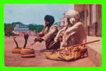 KARACHI, PAKISTAN - SNAKE CHARMERS - CHARMEURS DE SERPENT - DOS 3/4 - PAK-VIEWS - - Pakistán