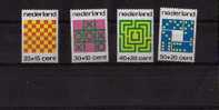 PAYS-BAS:1973:Enfance:Jeu X.990/3 NSC.Echecs-Tic Tac Toe.-Labyrinthe.-Dominos. - Non Classificati