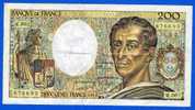 BILLET  DE DEUX CENTS  FRANCS. 200 F. ( MONTESQUIEU ).  1989  / M . 065 .   / ETAT .T  T  B . VOIR SCAN - 200 F 1981-1994 ''Montesquieu''