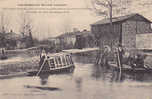 VENDEE.FONTENAY LE COMTE. LES HUTTES HABITATIONS ENTOUREES ET SOUVENT INONDEES  Un Bateau Sert Souvent De Descente De Li - Fontenay Le Comte