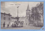 CPA 81 @ DOURGNE @ Place De L'Eglise  @ 13 Enfants Et 3 Femmes Devant La Fontaine De La Place - Dourgne