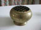 Cendrier En Bronze  Avec Couvercle - Grille Marqué Au Dos BUL India N4J - TBE - Metaal