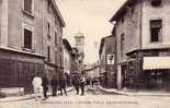 Cpa MONTLUEL  Grande Rue Et Eglise St Etienne Tailleur Bon Marché Affiche LU Brocante - Cl Baconnier - Montluel