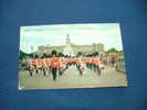 London - Victoria Memorial, Buckingham Palace En Guards - Buckingham Palace