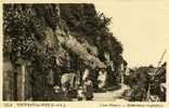 37-- VOUVRAY-LES-VINS -- LES PATYS -- HABITATIONS TROGLODYTES --(THEME GROTTES CAVERNES). - Vouvray