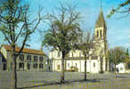 Carte Postale 18.  Sancoins  Hotel-Restaurant  Et L'église Place Du Champ De Foire Trés Beau Plan - Sancoins