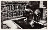 LANDIVISIAU - LA FONTAINE De ST-THIVISIAU : DEUX FEMMES à LA FONTAINE... - CARTE ´VRAIE PHOTO´ (e-175) - Landivisiau