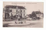 Beaumont Sur Sarthe : Place D'Arme Et Hotel De Ville (Monument Aux Morts Avec Coq) - Beaumont Sur Sarthe