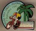 Pin´s Badge Pin Cyclisme Vélodrome HYERES TOULON VAR.conseil Régional.sept 91. - Radsport