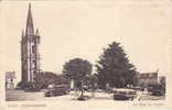 29 PLOUGANOU   La Place De L´Eglise    Beau Plan Avec Voitures Anciennes - Plougasnou