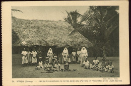 CPSM Non écrite Afrique Dahomey Soeurs Missionnaires De N. D. Des Apôtres En Promenade Avec Leurs élèves (issue Carnet) - Dahome