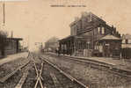 GRAVELINES LA GARE ET LA VOIE ANIMEE CHEF DE GARE - Gravelines