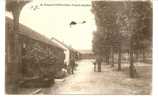 AVORD  -   * MONOPLAN  Survolant  LA PLACE DU BATAILLON Au CAMP *   -    Editeur  E.M.B.    N° 26 - Avord