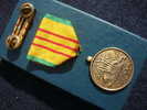 U.S.A  Médaille   VIETNAM  Fabrication 1969 + BOITE  état Neuf 100% !! - Casques & Coiffures