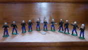 FIGURINE LOT  DE 11 POMPIERS STARLUX 1ère Période Marqués En Creux (voir Les 3 Photos) POMPIER Figurines - Starlux