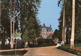 18 - La Guerche Sur L'Aubois - L'hôtel De Ville Et Le Parc - La Guerche Sur L'Aubois
