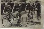 P 82 - PHOTO - 2em étape GRANVILLE - CAEN ALFRED DE BRUYNE Méne Une Echappée Devant MAHE - Le 28 6 1957 - - Cyclisme