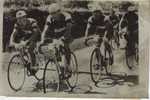 P 82 - PHOTO - 2em étape GRANVILLE - CAEN ALFRED DE BRUYNE Méne Une Echappée Devant MAHE - Le 28 6 1957 - - Wielrennen