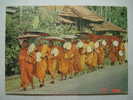 9350 ARI LANKA CEYLON  BUDDHIST MONKS     POSTCARD   YEARS  1980  OTHERS IN MY STORE - Budismo