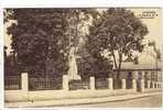 Carte Postale Ancienne Avesnes Sur Helpe - Le Square Et Le Monument Aux Morts - Avesnes Sur Helpe