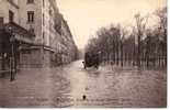 Paris La Grande Crue De La Seine (Janvier 1910) Prolonge D'Artillerie évacuant Les Habitants De La Rue Fabert Cpa Animée - Floods