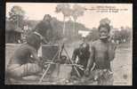 CONGO FRANCAIS BON APPETIT !!! EN TRAIN DE DECORTIQUER UN CHIEN AUX ENVIRONS DE BANGHI - Congo Français