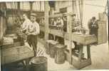 Métiers - Carte-Photo -  Ateliers Travail - Fabrication De Capsules De Bouteilles Bière ?  - Apprentis Et Patron - Industrie