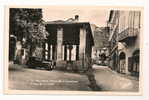 Saint-Antonin-Noble-Val (82) : La Halle Place De La Commune Environ 1950 (animée). - Saint Antonin Noble Val