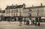 St Ouen  La Place D´Armes   SEINE SAINT DENIS .  Cpa : N&b - Dos Taché - Marques Non Perforantes Sur Carte - - Saint Ouen