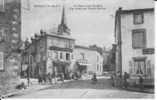 MANZAT  (P.-de-D.)   -    La Place Et La Fontaine  -  Vue Prise Aux Quatre Routes - Manzat