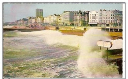 UK-ROUGH SEA AT BRIGHTON - Brighton