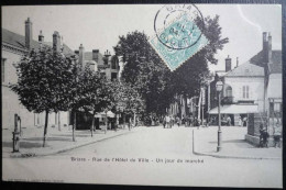 Briare Rue De L'Hôtel De Ville Un Jour De Marché - Briare