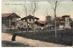 17 -  SAUJON -    Les Chalets Du Parc  - Quelques Personnages - Le Chien Monte La Garde - Carte Vernie Couleur - Saujon