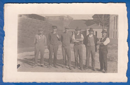 Privat-Foto-AK; Gruppenbild; Fabrikarbeiter; Arbeiter; Unbekannte Schrift - Industrie