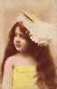 REAL PHOTO POSTCARD VERY BEAUTIFUL LITTLE GIRL BARE SHOULDERS WITH BIG FEATHER HAT - Unclassified