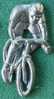 CYCLISTE EN RELIEF ARGENT - VELO - Cycling