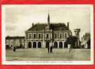 NEUVILLE DE POITOU 1945 LA PLACE JOFFRE MAIRIE JUSTICE DE PAIX CHATEAU D EAU - Neuville En Poitou